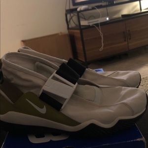 Men’s Nike strap on sneakers